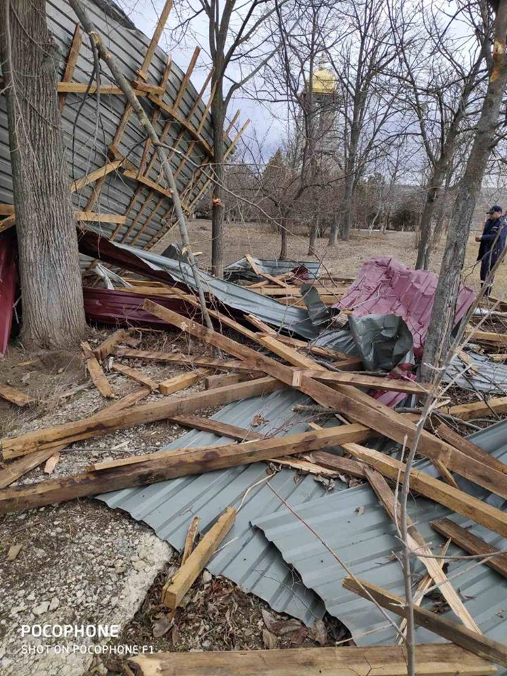 Как штормовой ветер валит деревья и срывает крыши домов в Молдове (ФОТО, ВИДЕО)
