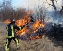 54 de incendii s-au produs în ultimele 24 de ore. Salvatorii îndeamnă oamenii să nu aprindă vegetația uscată