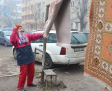 В Кишиневе намерены штрафовать за выбивание ковров во дворах многоэтажек