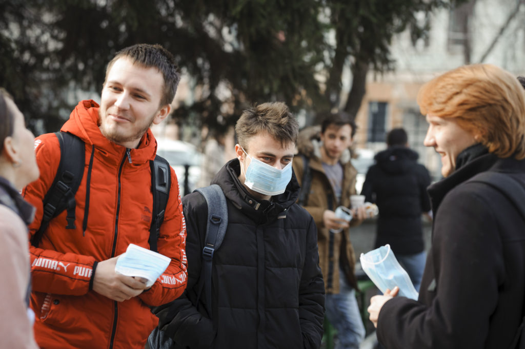 «Берегите здоровье!». Две тысячи медицинских масок бесплатно раздали риелторы ProImobil в Кишиневе