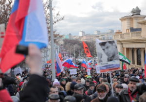 В Москве проходит марш памяти Бориса Немцова. Участники требуют освобождения политзаключенных и смены власти (ФОТО)