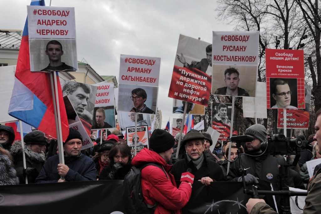 В Москве проходит марш памяти Бориса Немцова. Участники требуют освобождения политзаключенных и смены власти (ФОТО)