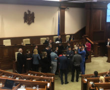 Депутаты блока ACUM заблокировали трибуну парламента Молдовы (ВИДЕО)