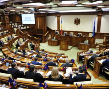 Парламент обсуждает введение чрезвычайного положения в Молдове. Онлайн-трансляция