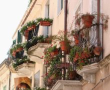 Карантин по-итальянски. Жители Италии поют песни с балконов. ВИДЕО