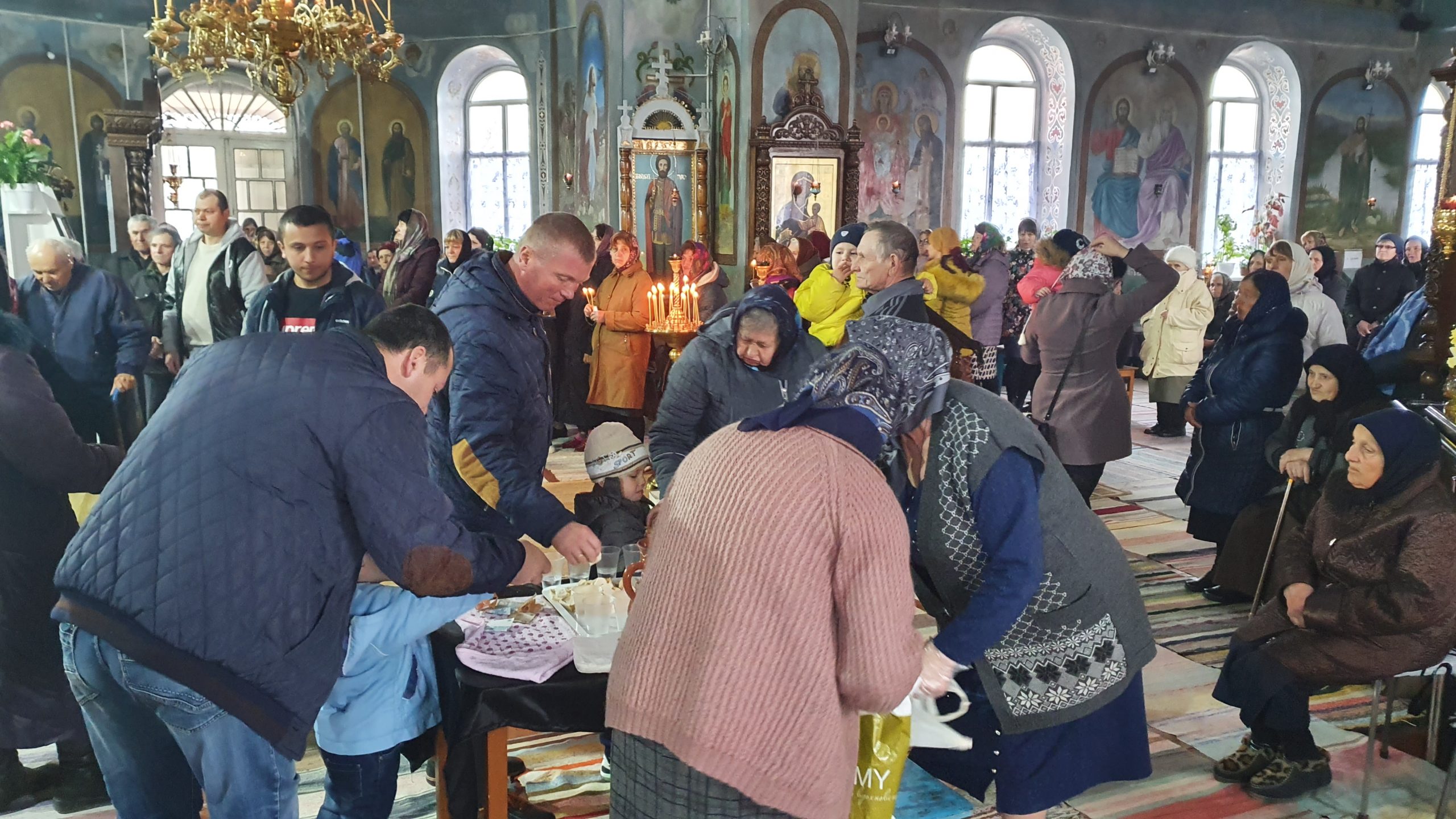 Mai mulți preoți au oficiat slujbe în interiorul bisericilor. Cum comentează Mitropolia Moldovei