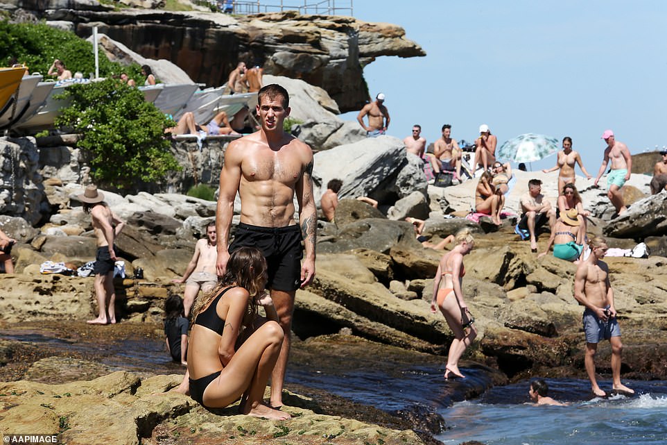 FOTO Mii de australieni au ignorat carantina și au ieșit la plajă în timpul pandemiei de COVID-19