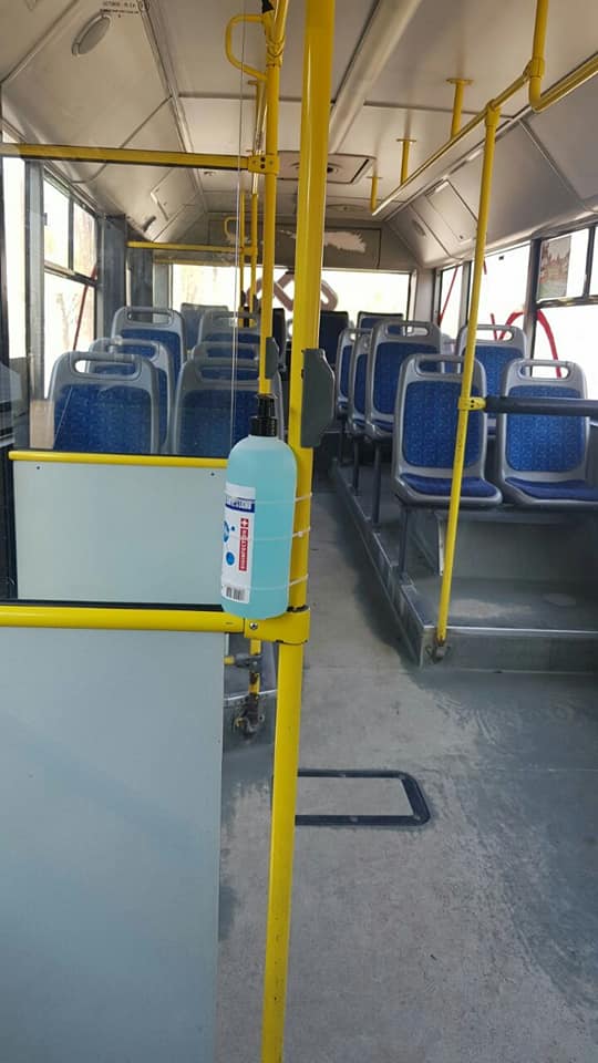 FOTO Dozatoare cu dezinfectant pentru mâini în autobuzele din capitală. Acestea vor fi instalate și în toate troleibuzele