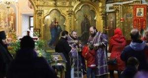 Некоторые церкви провели службы в помещении. Что об этом думают в митрополии Молдовы?