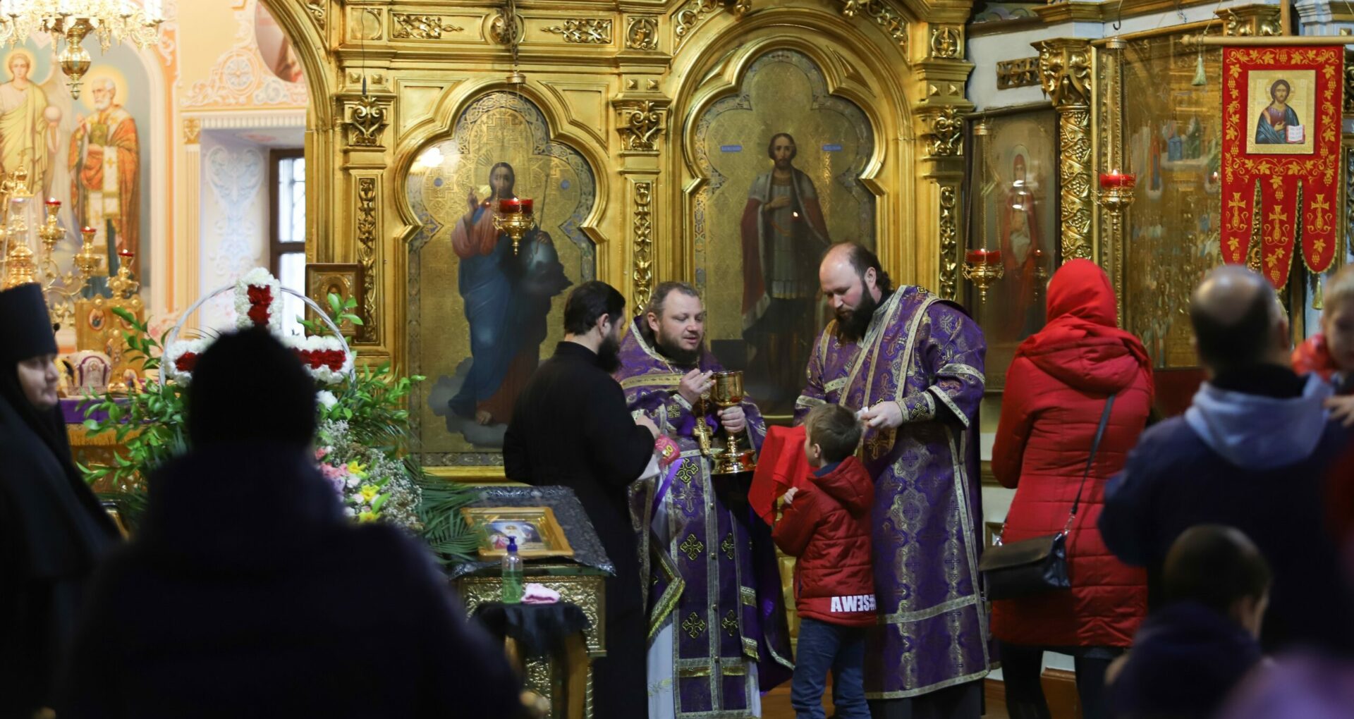 Mai mulți preoți au oficiat slujbe în interiorul bisericilor. Cum comentează Mitropolia Moldovei