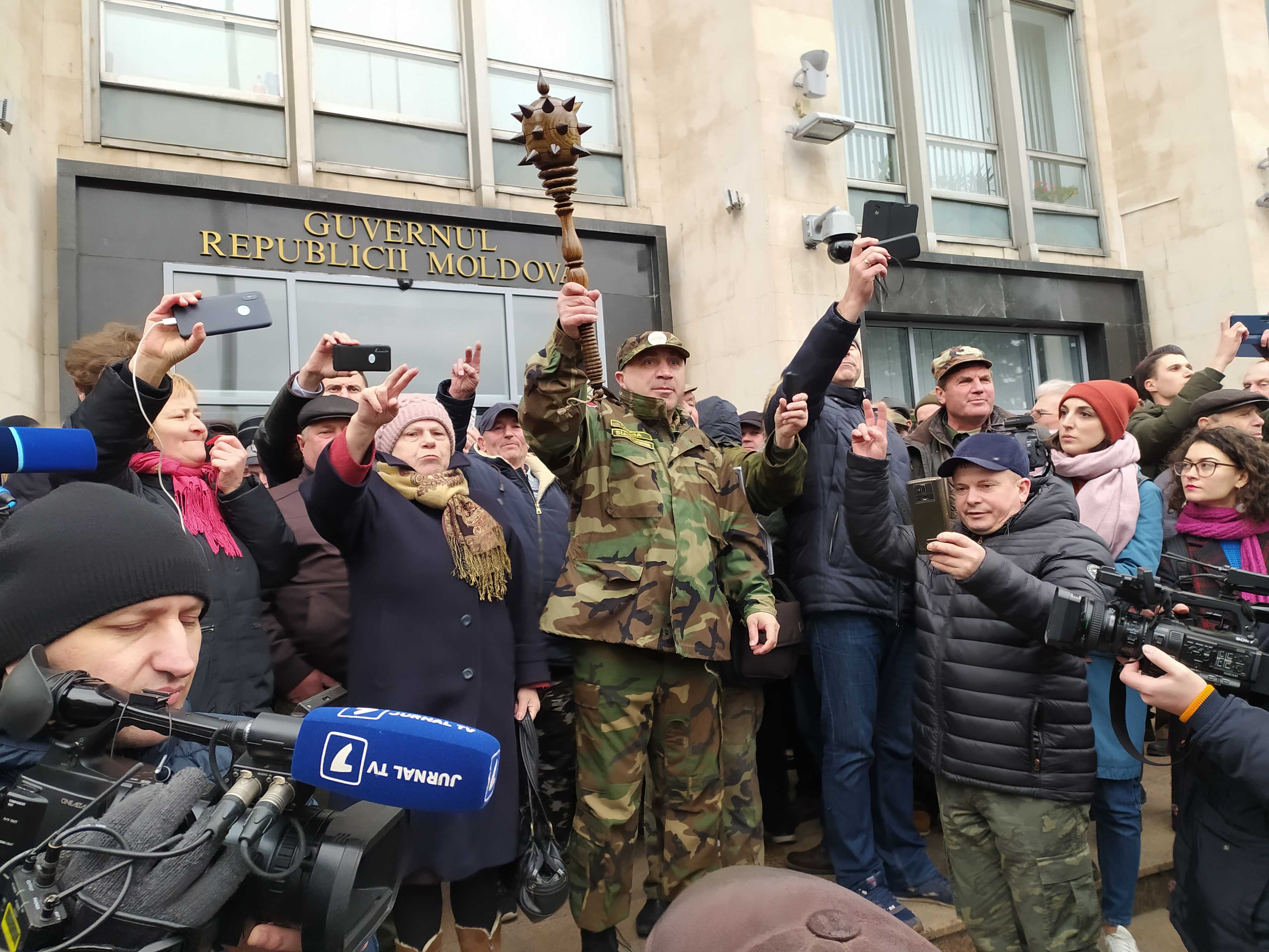 LIVE Protest în fața guvernului Republicii Moldova. Clădirea este înconjurată de poliție