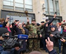 В Кишиневе несколько тысяч протестующих пытаются войти в здание правительства(ВИДЕО)