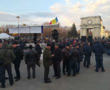 Протестующие блокируют дороги в ожидании Кику. Премьер приехал в парламент (ВИДЕО)