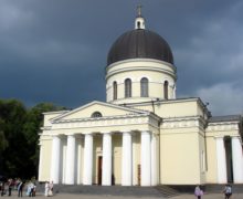 «Советуемся с разумом». Митрополия Молдовы еще не решила, ограничивать ли вход в церкви из-за коронавируса