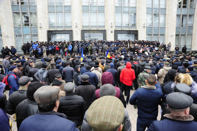 protest la guvern