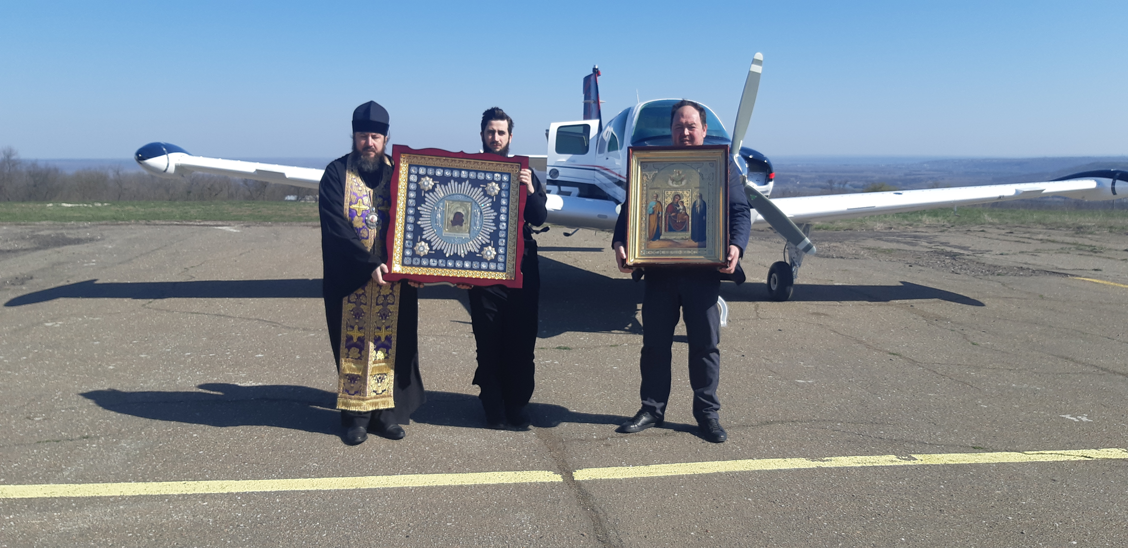 Над Молдовой пролетел самолет с двумя иконами. Так церковь борется с коронавирусом (ФОТО)