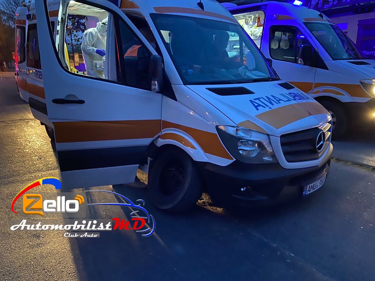 FOTO O ambulanță care transporta un pacient posibil infectat cu COVID-19 a fost implicată într-un accident