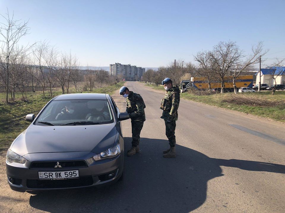 В Сороках и Штефан-Водэ военные и полиция установили блокпосты. Они следят за соблюдением карантина (ФОТО)