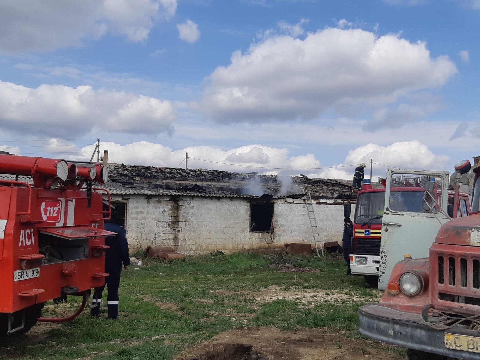FOTO O fermă din Telenești a fost curpinsă de flăcări. Două echipaje de pompieri au luptat pentru viața animalelor