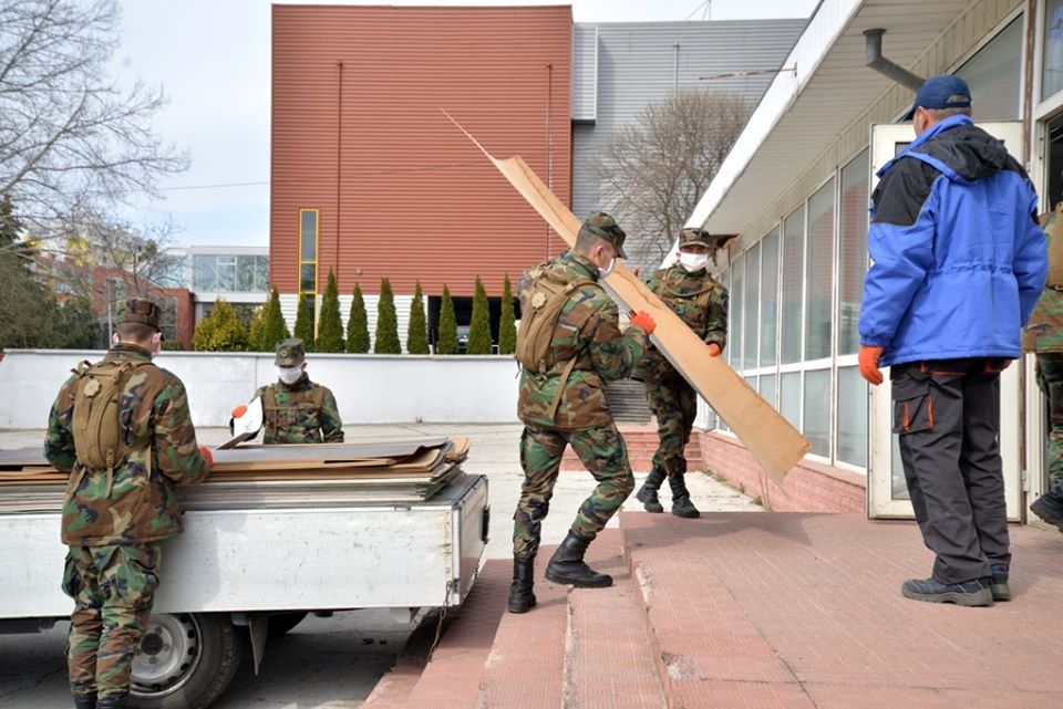 Военные помогают готовить Кишиневский центр COVID-19 для приема пациентов (ФОТО)