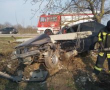 O persoană a fost transportată la spital, după ce automobilului pe care îl conducea s-a izbit într-un pilon din beton armat