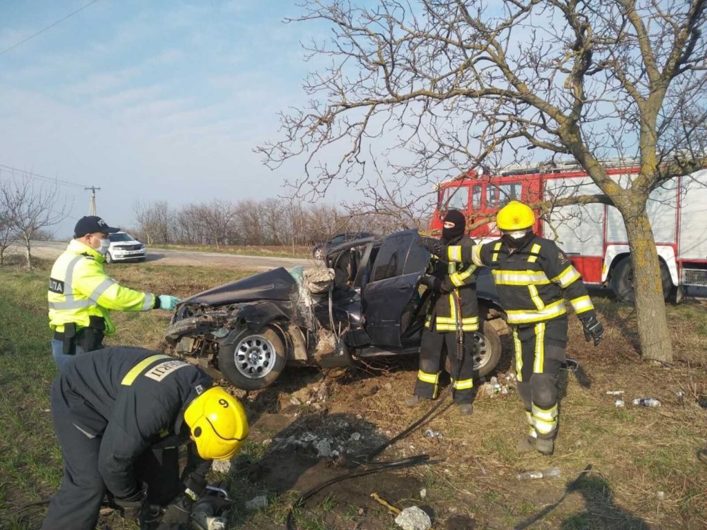 O persoană a fost transportată la spital, după ce automobilului pe care îl conducea s-a izbit într-un pilon din beton armat