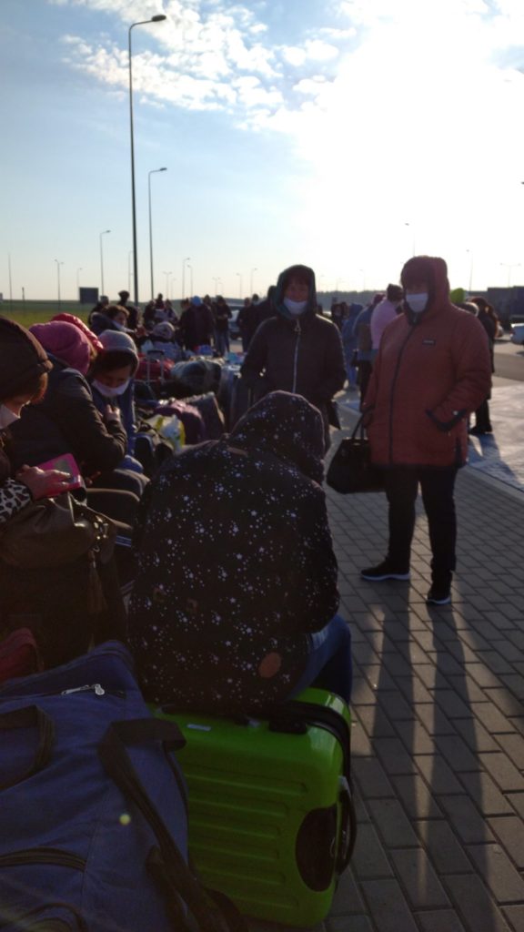 «Живем в подъезде в городе Быдгощ». Как молдавские мигранты оказались заперты в Польше