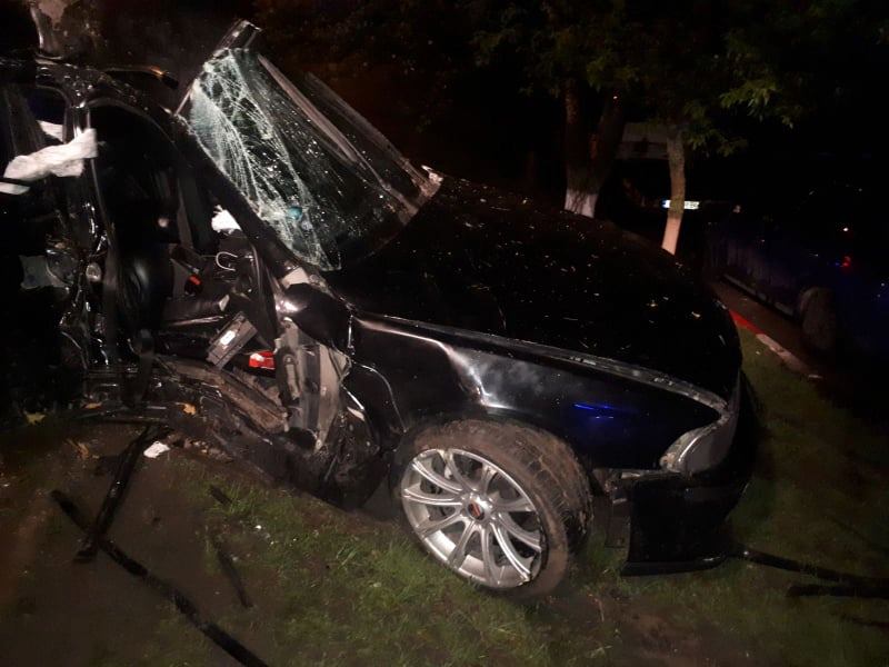 В Кишиневе BMW врезался в дерево. Пассажир оказался заблокированным в машине (ФОТО)