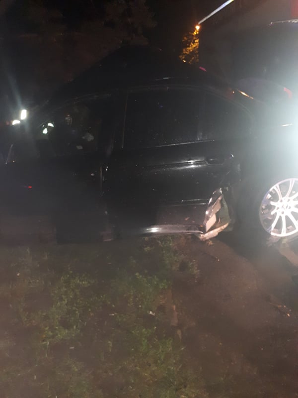FOTO Accident nocturn în capitală. Un BMW a fost făcut zob, iar un tânăr a rămas blocat între fiarele mașinii
