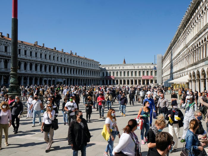 Жители Италии начали выходить из карантина (ФОТО)