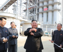 Лидера Северной Кореи показали публике. В СМИ появились фото Ким Чен Ына