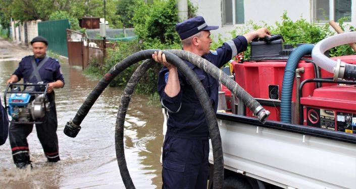 Размытые дороги и затопленные дворы. Дожди с градом нанесли ущерб нескольким районам Молдовы (ФОТО)
