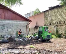 В Кишиневе на школьном стадионе ликвидировали стихийную свалку