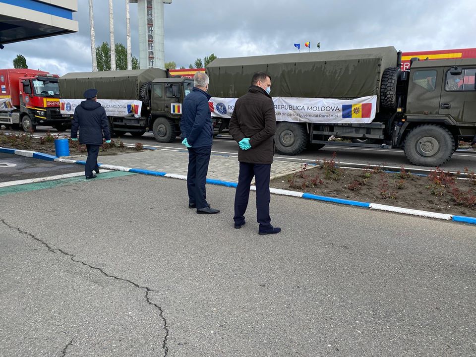 FOTO/VIDEO Convoiul cu echipamente sanitare oferit de România a ajuns la vama Leușeni