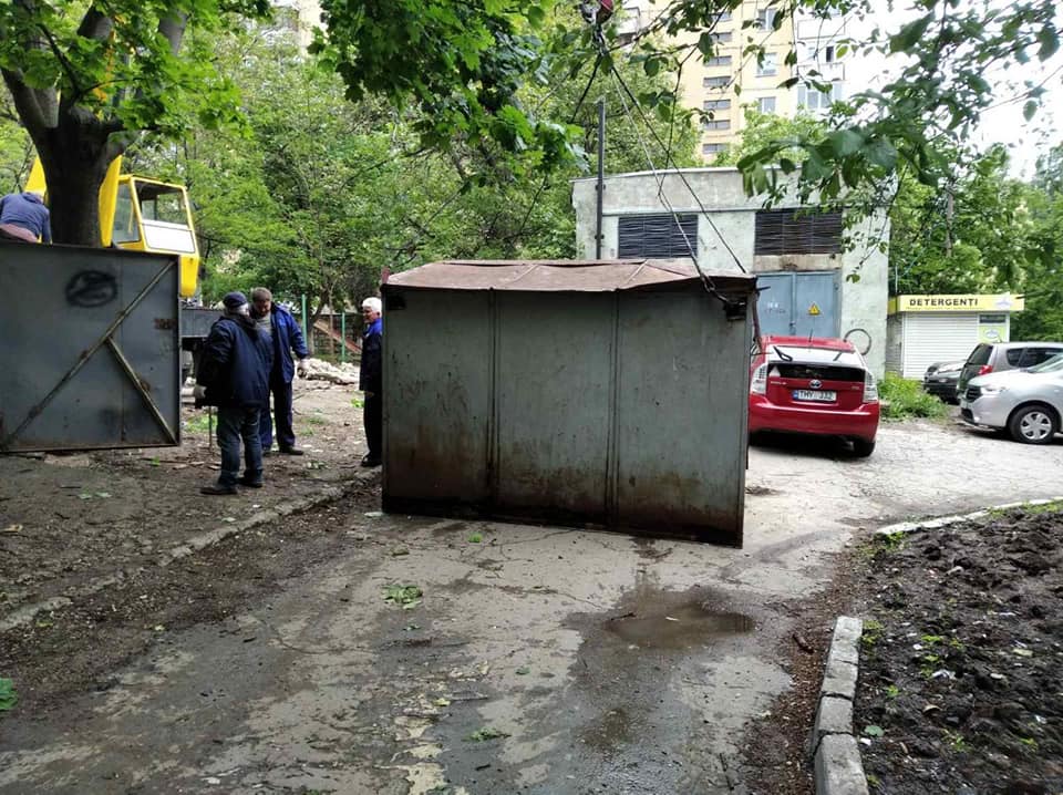 В Кишиневе продолжают сносить незаконные пристройки и рекламные панно. ФОТО