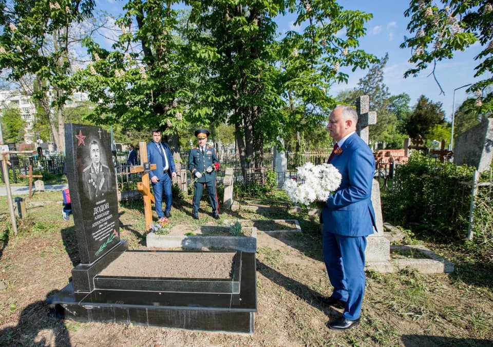 Первые лица Молдовы возложили цветы к Вечному огню (ФОТО)