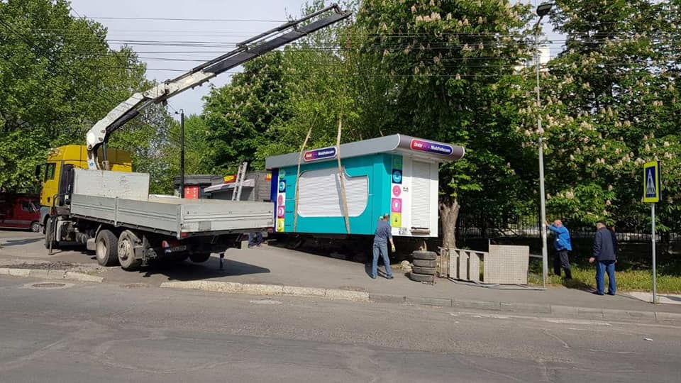 В Кишиневе продолжают сносить незаконные пристройки и рекламные панно. ФОТО