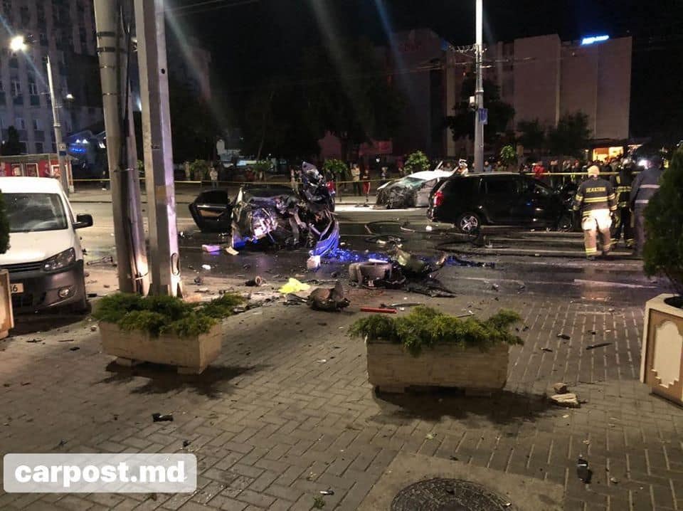 В результате крупной аварии в центре Кишинева погибли водитель и пассажир такси (ФОТО)