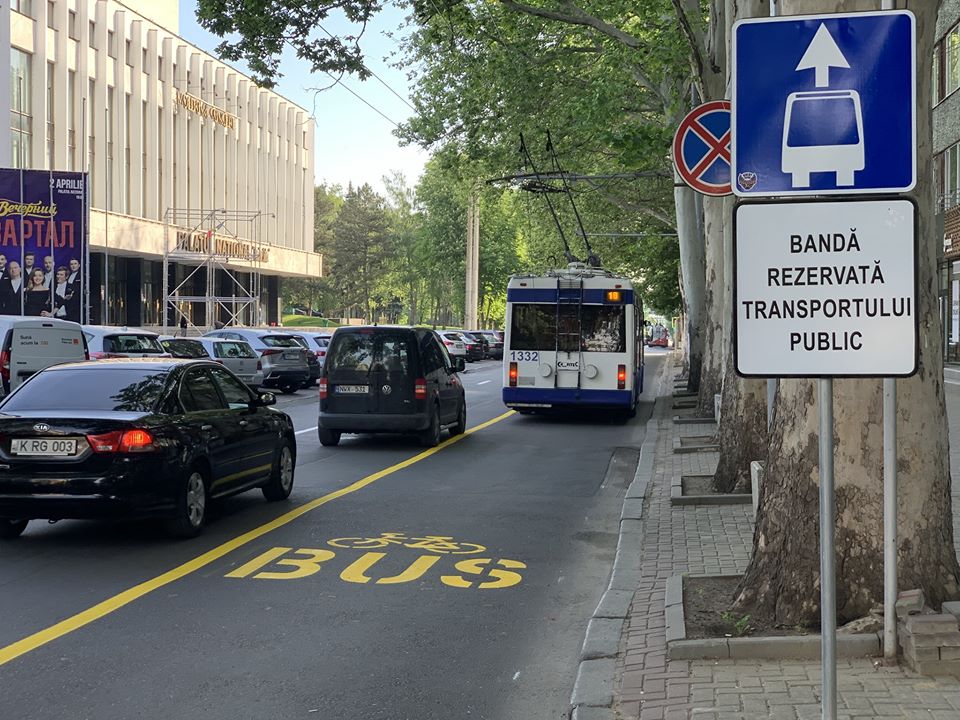 FOTO În capitală a fost aplicat marcajul care delimitează banda rezervată circulației transportului public