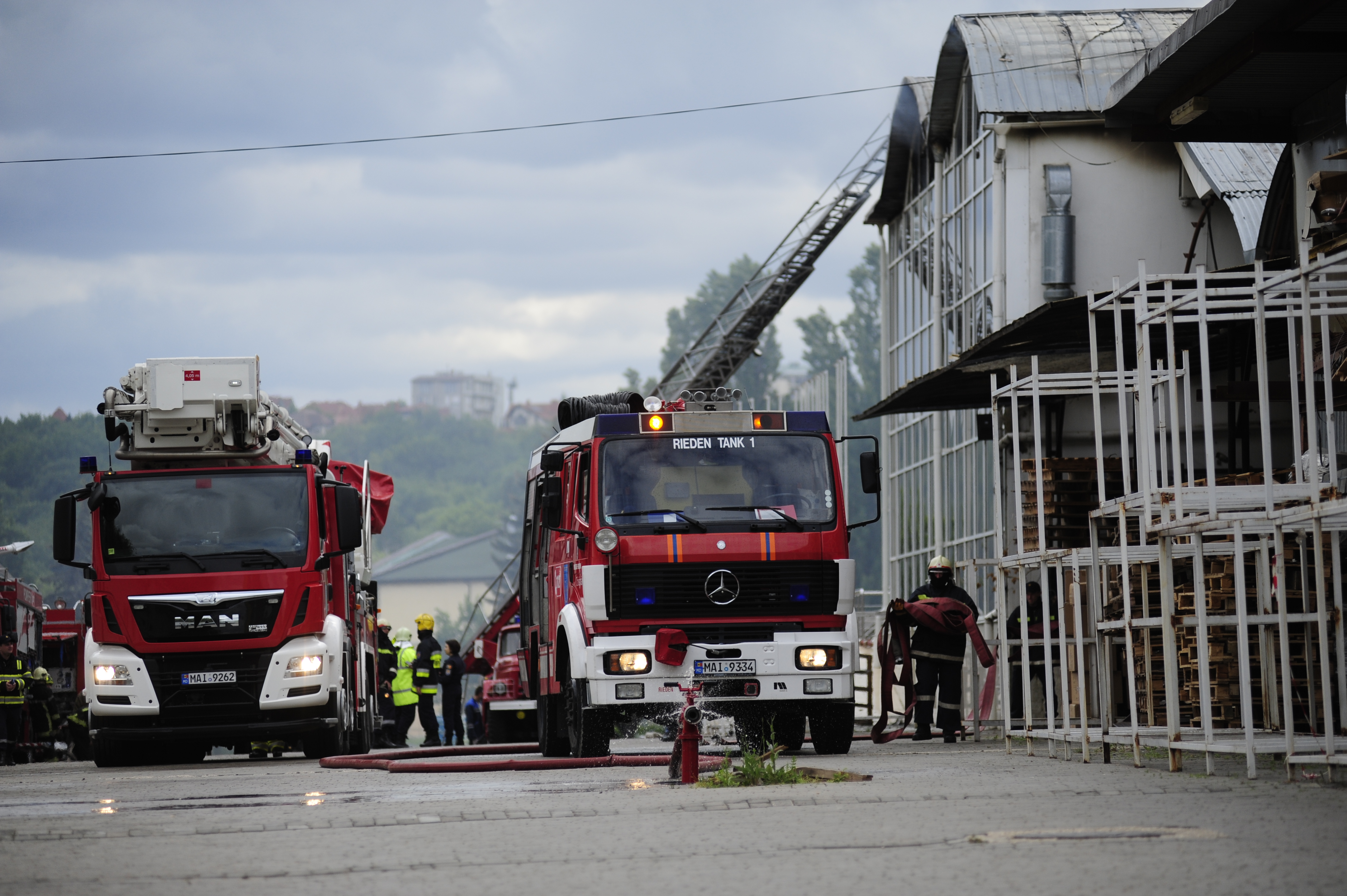 FOTOREPORTAJ Incendiul de la Moldexpo a fost lichidat. Flăcările au cuprins o suprafață de aproximativ 500 m2