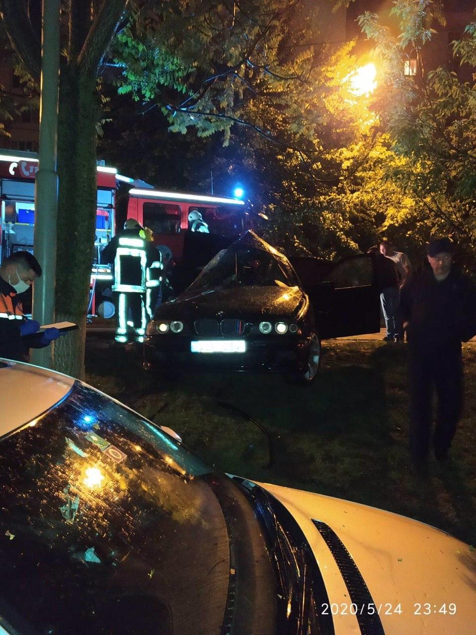 В Кишиневе BMW врезался в дерево. Пассажир оказался заблокированным в машине (ФОТО)