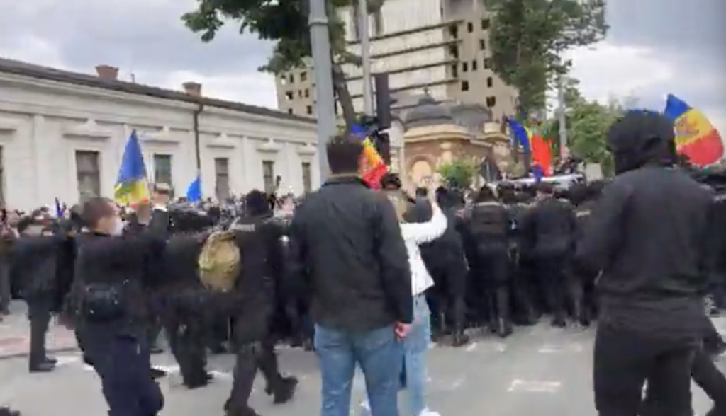 На протесте в Кишиневе произошла потасовка. Ветераны пытаются прорвать кордон полиции (ВИДЕО)