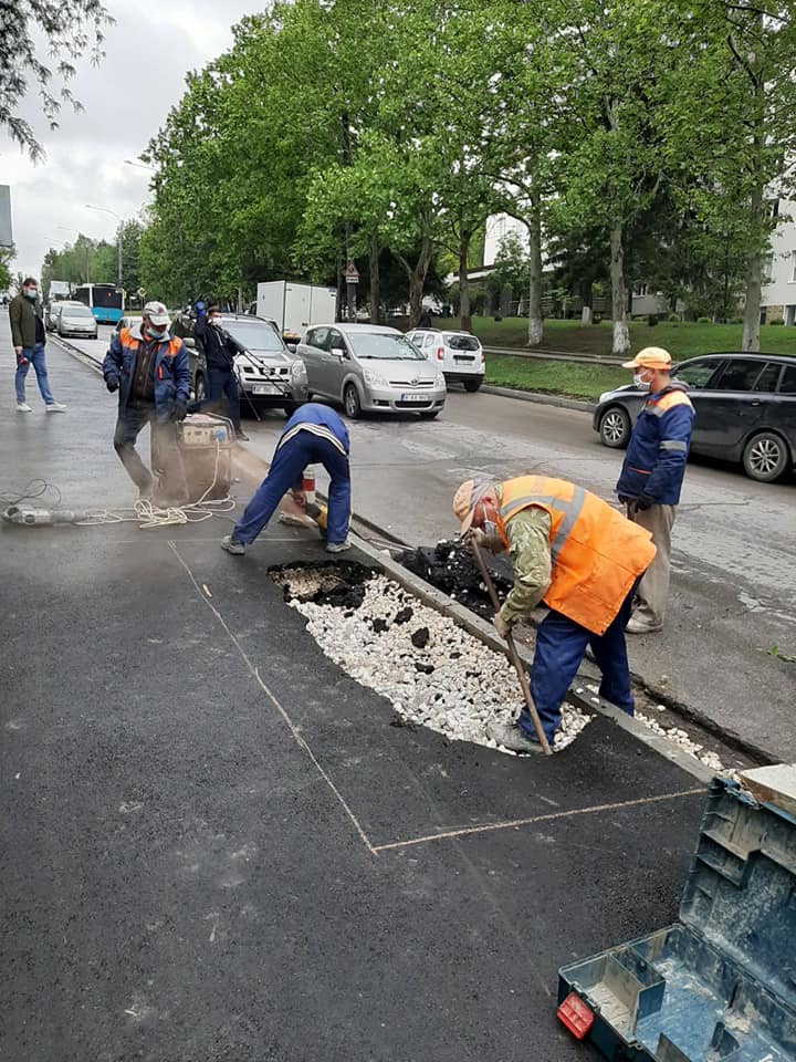 FOTO O porțiune din trotuarul recent reparat de pe strada Nicolae Testemiţanu s-a surpat. Explicațiile directorului întreprinderii „Exdrupo”