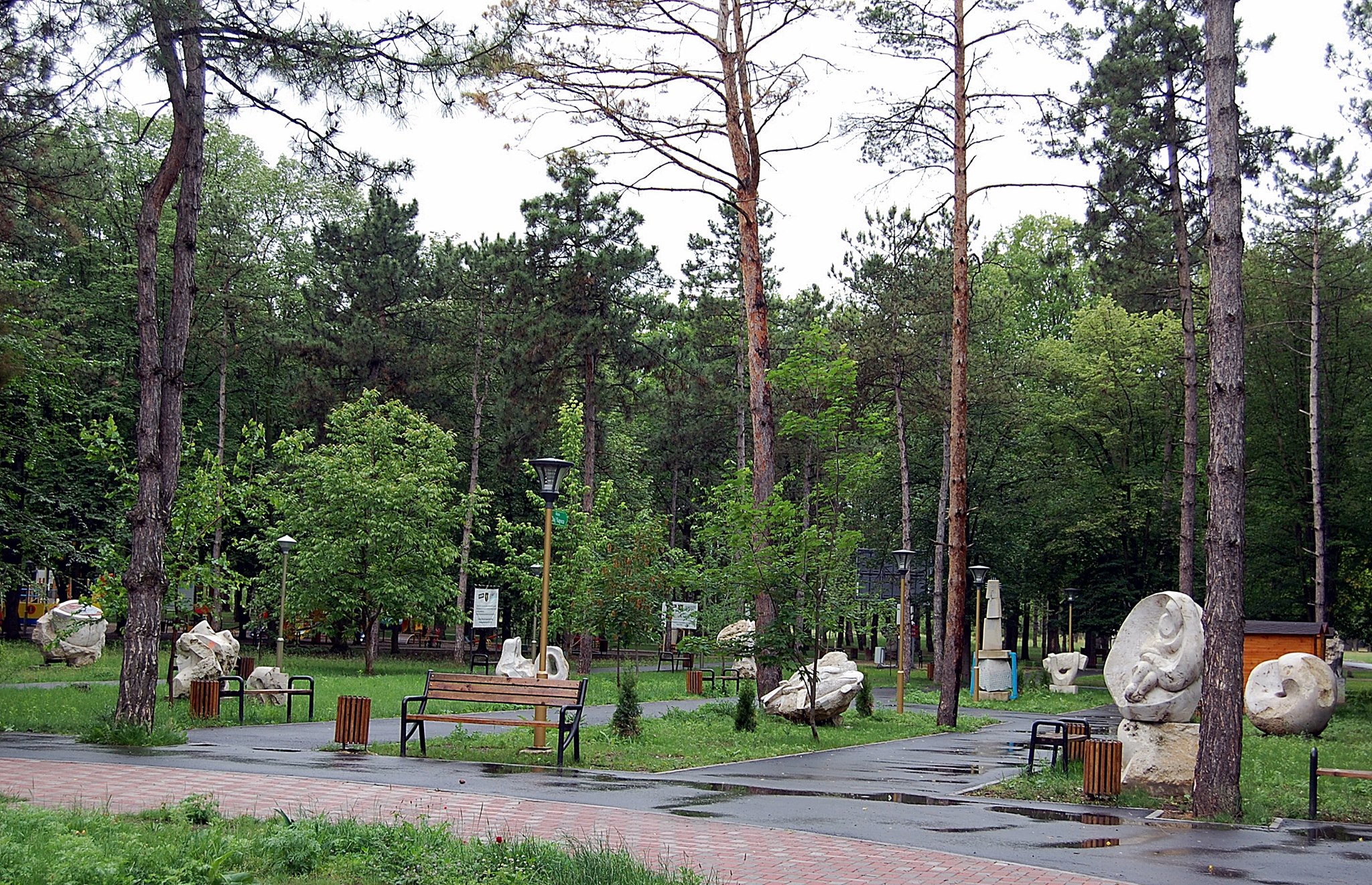 FOTO Parcul central din Ungheni, reabilitat din banii României și redenumit „Micul Cluj”