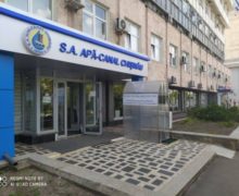 В Кишиневе вход в офис Apă-Canal оснастили устройством для дезинфекции (ФОТО)