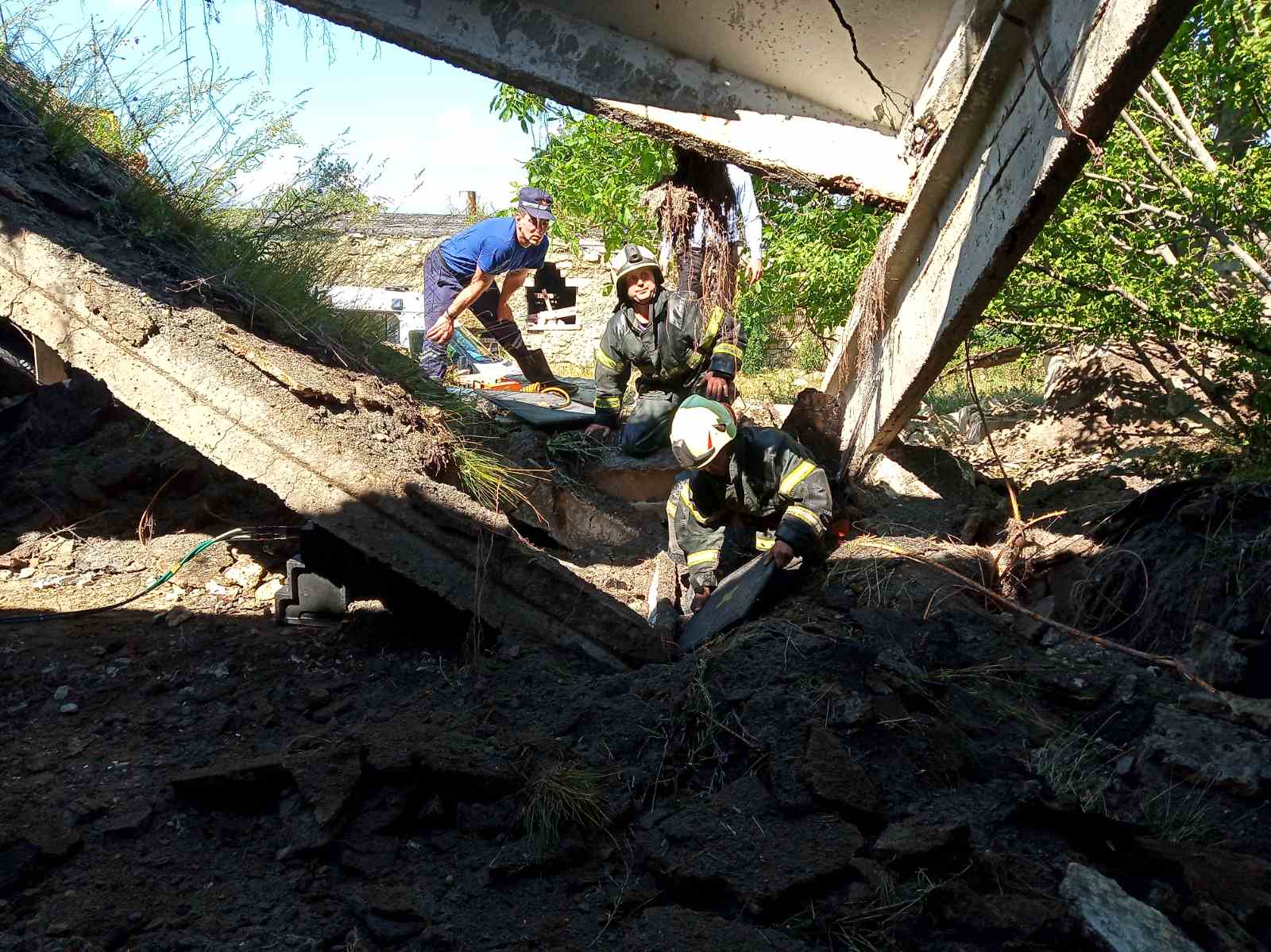 FOTO Un bărbat din Vulcănești, salvat din ghearele morții. A fost prins sub câteva plăci din beton