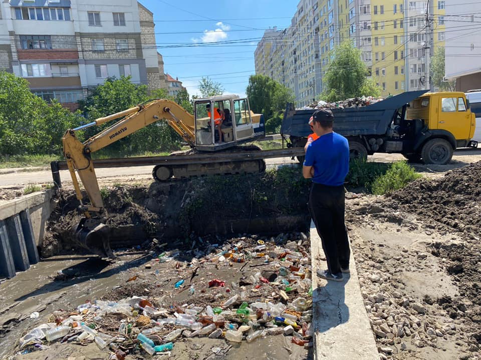 FOTO Autoritățile au început lucrările de curăţare şi adâncire a albiei râului Durleşti