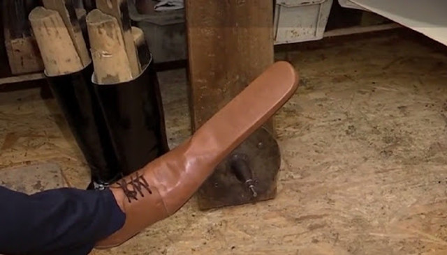Сапожник из Румынии делает специальную обувь, позволяющую соблюдать дистанцию (ФОТО)
