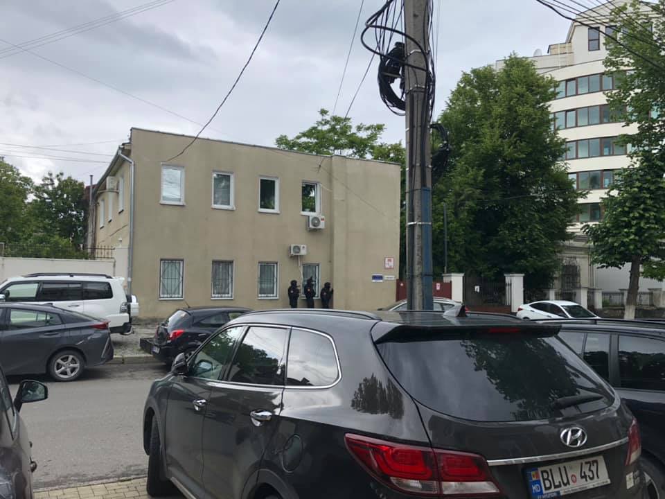 FOTO (UPDATE) Alertă cu bombă la Ambasada Rusiei. Personalul a fost evacuat