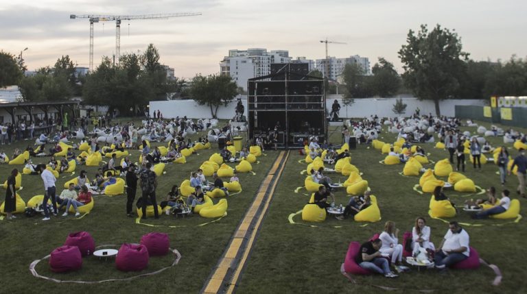 В Бухаресте прошел первый концерт после ослабления карантина (ФОТО)